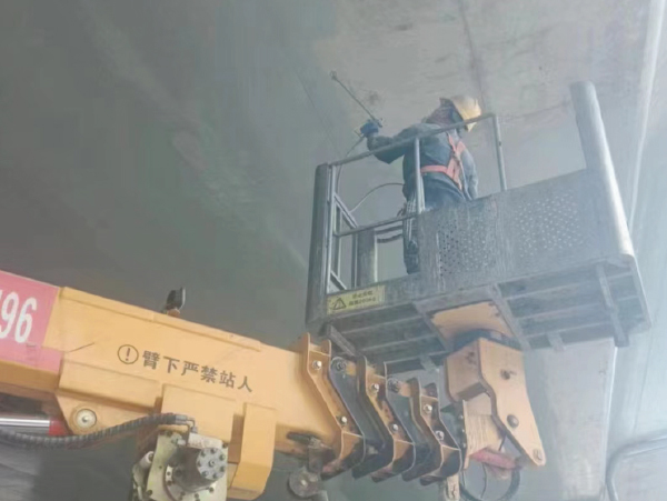 襄陽(yáng)市內(nèi)環(huán)提速（二期）橋底面病害處理